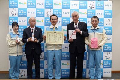 写真：2026年3月23日撮影。木内市長、木之内教育長と花王株式会社の職員
