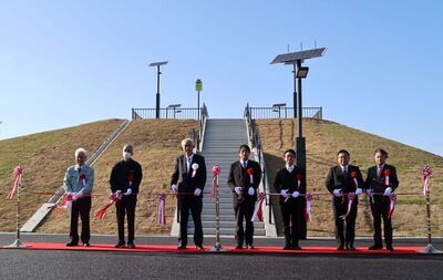 写真：2026年3月27日撮影。完成した津波避難施設の前でテープカットをしているようす