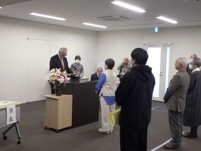 写真：2026年3月8日撮影。受賞者へ賞状を渡す市長