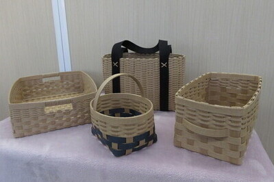 写真：クラフトバンドで作成した小物や手提げバッグ