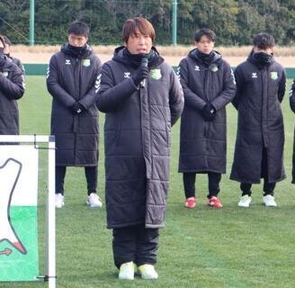 写真：今シーズンの意気込みを語る監督のようす