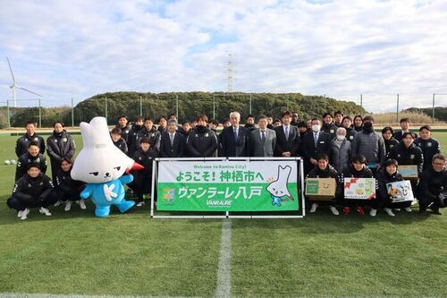 写真：ヴァンラーレ八戸の選手たちとカミスココくんで記念撮影