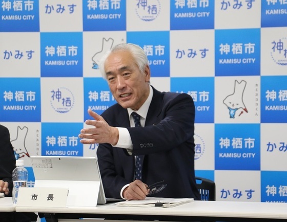 写真：定例記者会見にて記者の質問に答える市長