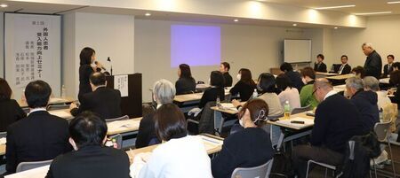 写真：セミナーで講師の話を真剣に聞いている出席者のようす