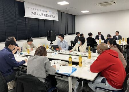 写真：座談会でそれぞれの班にわかれて話し合いをしている出席者のようす
