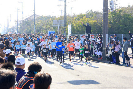 写真：スタートの合図で走りだす参加者達