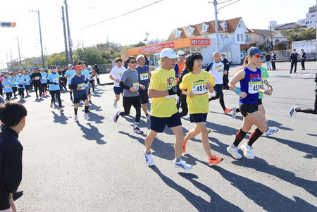 写真：さわやかな青空のもと、楽しそうに走る参加者達