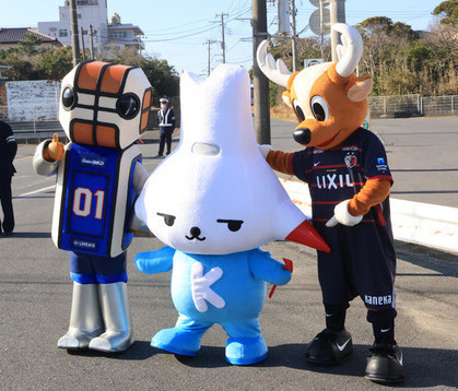 写真：茨城ロボッツのロボスケ、鹿島アントラーズのしかおと記念撮影をするカミスココくん