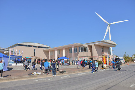 写真：会場に続々と集まるマラソン参加者達