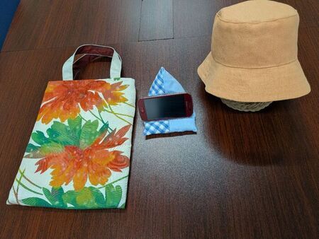 写真：前期講座制作の予定作品の例。バッグ・スマホ置き・帽子