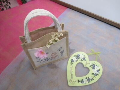 写真：トールペイントが施されたバッグ