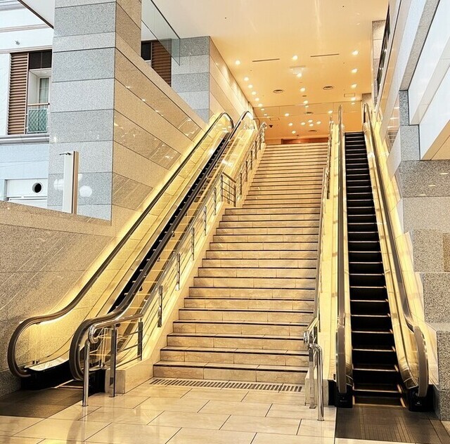 写真：エスカレーターも併設されている大階段