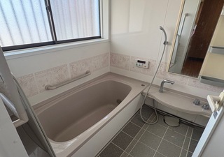 写真：2008年にリフォームした浴槽・シャワーを備えた浴室