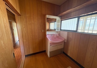 写真：洗面台を備えており、洗濯機もおける洗面室