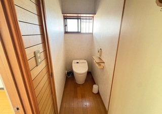 写真：白を基調とした清潔感のある洋式トイレ。ウォシュレット完備