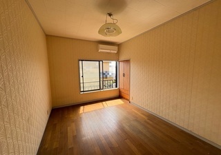 写真：フローリング張りの2階南側洋室(6畳)