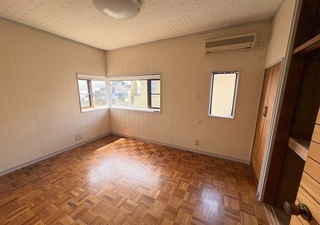 写真：2階西側洋室(6畳)。開放的な出窓と、収納を備えている