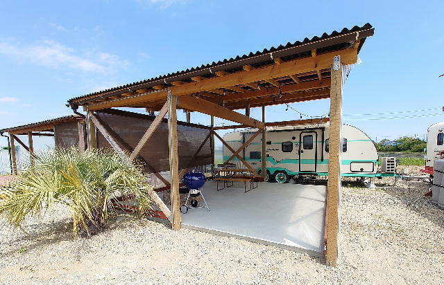 写真：トレーラーハウス・屋根付き・焚き火可能なコテージエリア