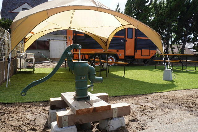 写真：トレーラーハウスのサイトに設置された手動井戸ポンプ