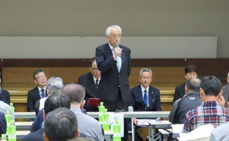 写真:各地区の区長の前で説明する市長