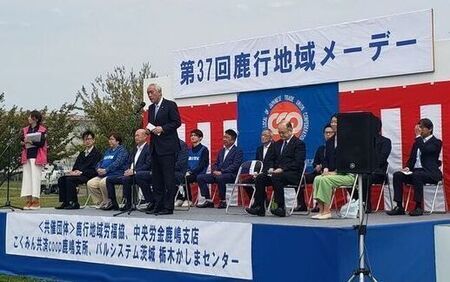写真:2026年4月18日撮影。参加者に挨拶をする市長