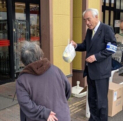 写真:2026年4月24日撮影。セイミヤ神栖店を訪れたかたに防犯意識を促す啓発品を手渡す市長
