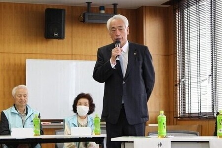 写真:2026年4月23日撮影。総会で出席者に挨拶する市長