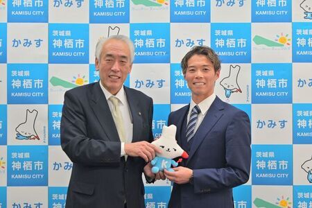 写真：2026年4月8日撮影。市長と訪問者1名