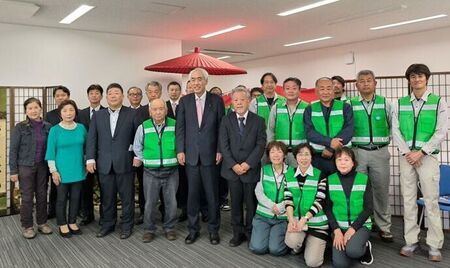 写真：桜守隊、観光協会の皆さんと木内市長との集合写真