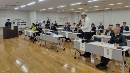 写真:市長が茨城県の担当者に質問をしているようす