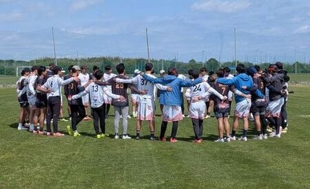 写真：試合前にチーム全員で円陣を組んでいる選手達
