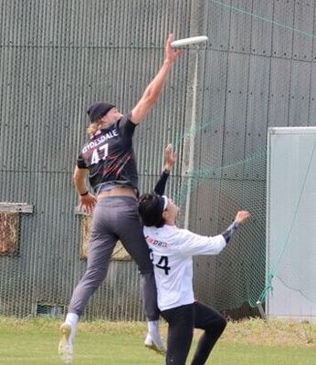 写真：二人の選手が空中で競り合っているようす