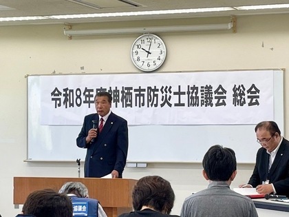 写真:防災士を代表し、教壇に立ち、挨拶をする金本会長