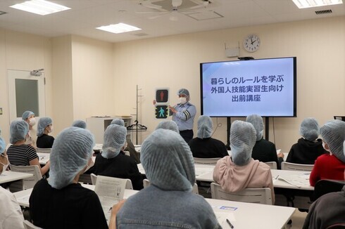 写真:実習生に交通ルールついて教えている様子
