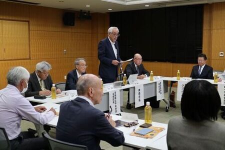 写真：意見交換会で挨拶をする市長