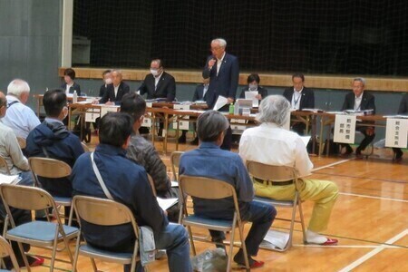 写真：参加者の前で挨拶をする市長