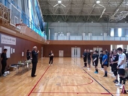 写真：ソフトバレーボール大会に出場する選手の前であいさつをする市長