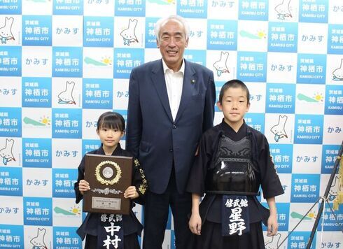 写真：訪問者2名と市長で記念撮影
