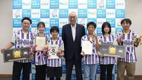 写真：訪問者6名と市長で記念撮影