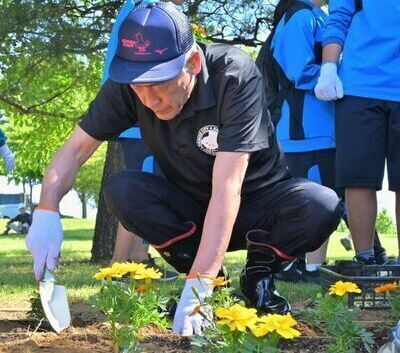 写真：市長がスコップを使い花を植えているようす