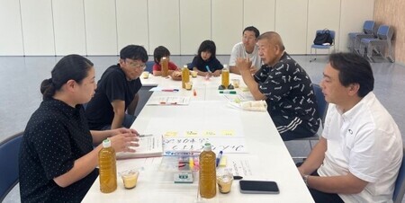 写真：第2期設立準備委員会のようす。参加者が思い思いの意見を交換する参加者