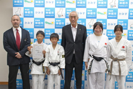 写真：訪問者5名と市長で記念撮影