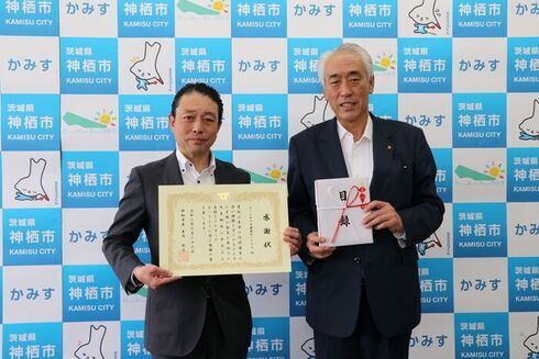 写真：訪問者と市長で記念撮影