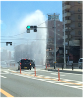 写真：水道管が破裂し、空高く吹き出す水柱