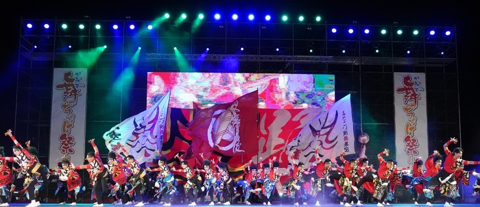 写真:舞っちゃげ祭りメインステージでの演舞