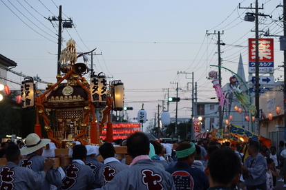 写真:神輿を担ぐ参加者達