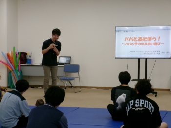 写真:講師の先生がお話ししている様子