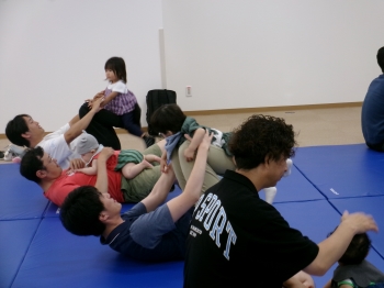 写真:親子でふれあい遊びをしている様子