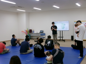 写真:講師の話を熱心に聞く参加者