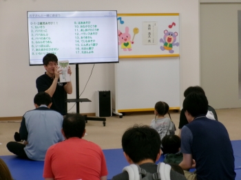 写真:絵本の読み聞かせの様子